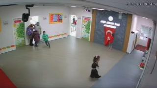Anaokulu öğrencilerinin bayrak sevgisi güvenlik kamerasında