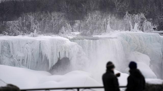 Niagara Şelalesi kısmen dondu