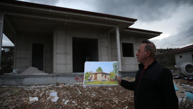 Sındırgı'da depremzedeler için yapılan kırsal konutların kaba inşaatları tamamlanıyor