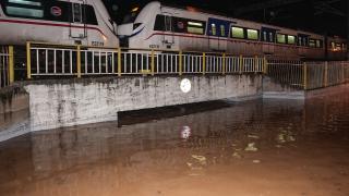 İzmir’de alt geçitte mahsur kalan sürücü hayatını kaybetti