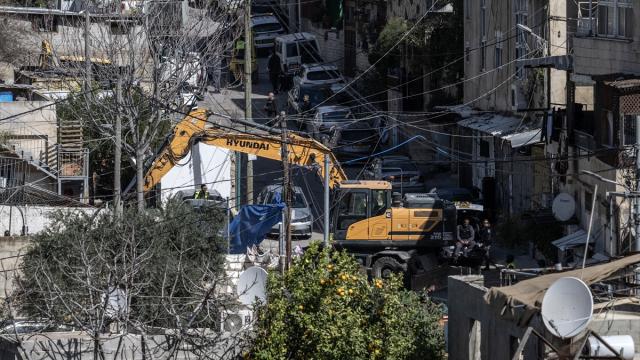 Soykırımcı İsrail güçleri Kudüs'ün Silvan beldesinde bazı yapıları yıktı