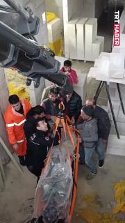 Antalya'da otel inşaatında zemin kata düşen işçi vinçle kurtarıldı