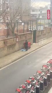 İngiltere'de Müslüman bir postacı, kaldırımda namaz kıldı