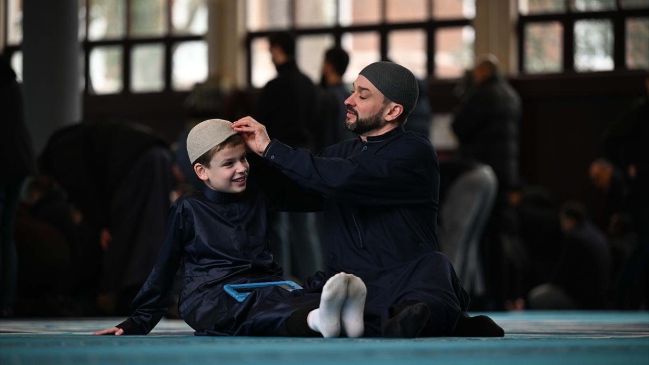 "Tehdit aldıkça daha çok camiye gitmeye başladık"