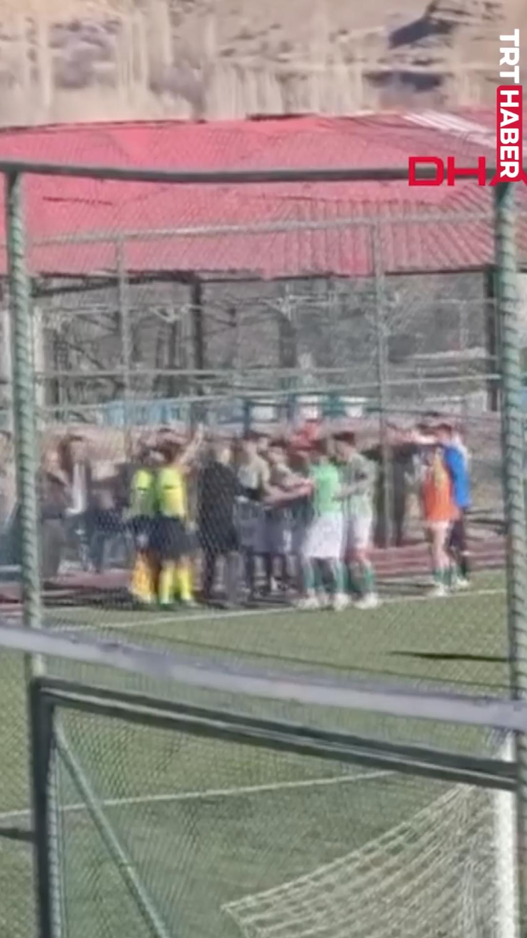 Yan hakeme tribünden scooter fırlatıldı