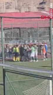 Yan hakeme tribünden scooter fırlatıldı