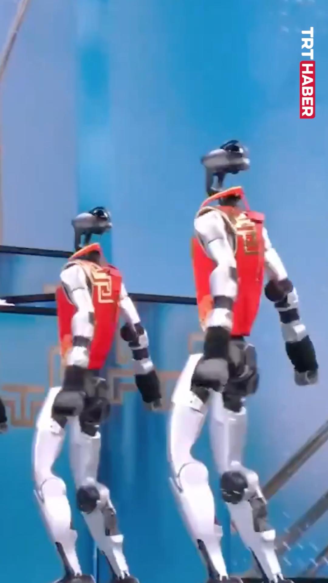 Robotların yer aldığı kungfu gösterisi sahnelendi