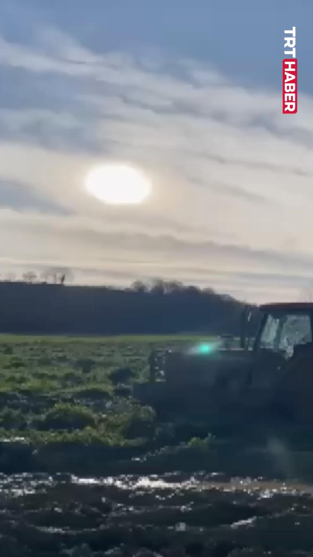 Traktörü kurtarmaya gelen 2 traktör de çamura battı