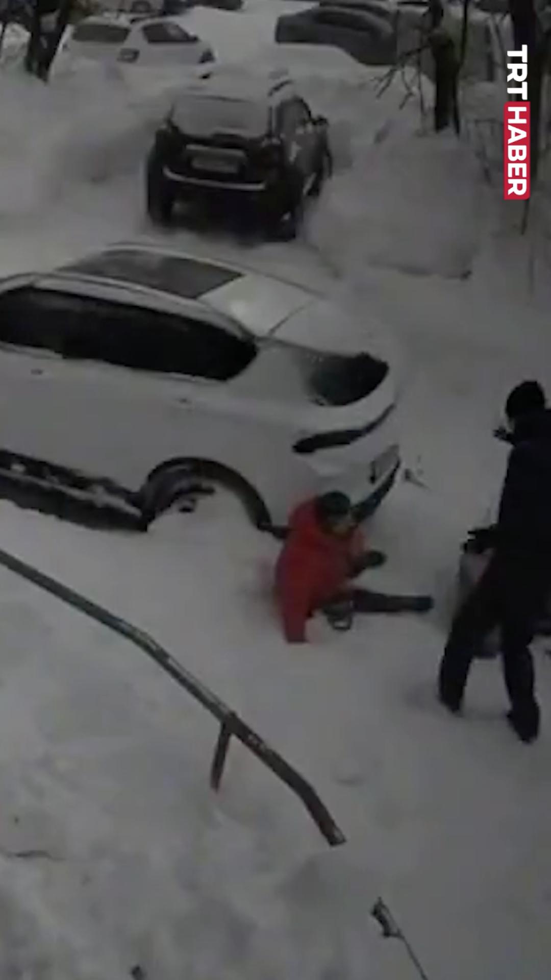 Dev kar kütlesi üzerine düştü