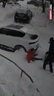 Dev kar kütlesi üzerine düştü