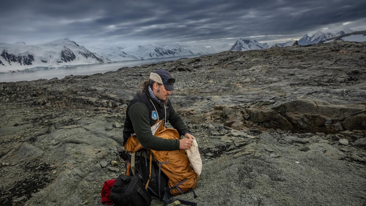 "Adada özellikle yaşlı magmatik kayaçlar yaygın olarak gözlenmekte"