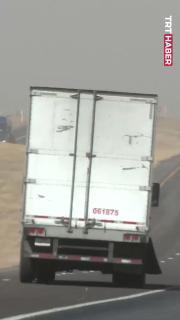 Şiddetli rüzgarın bir tırı devirdiği anlar