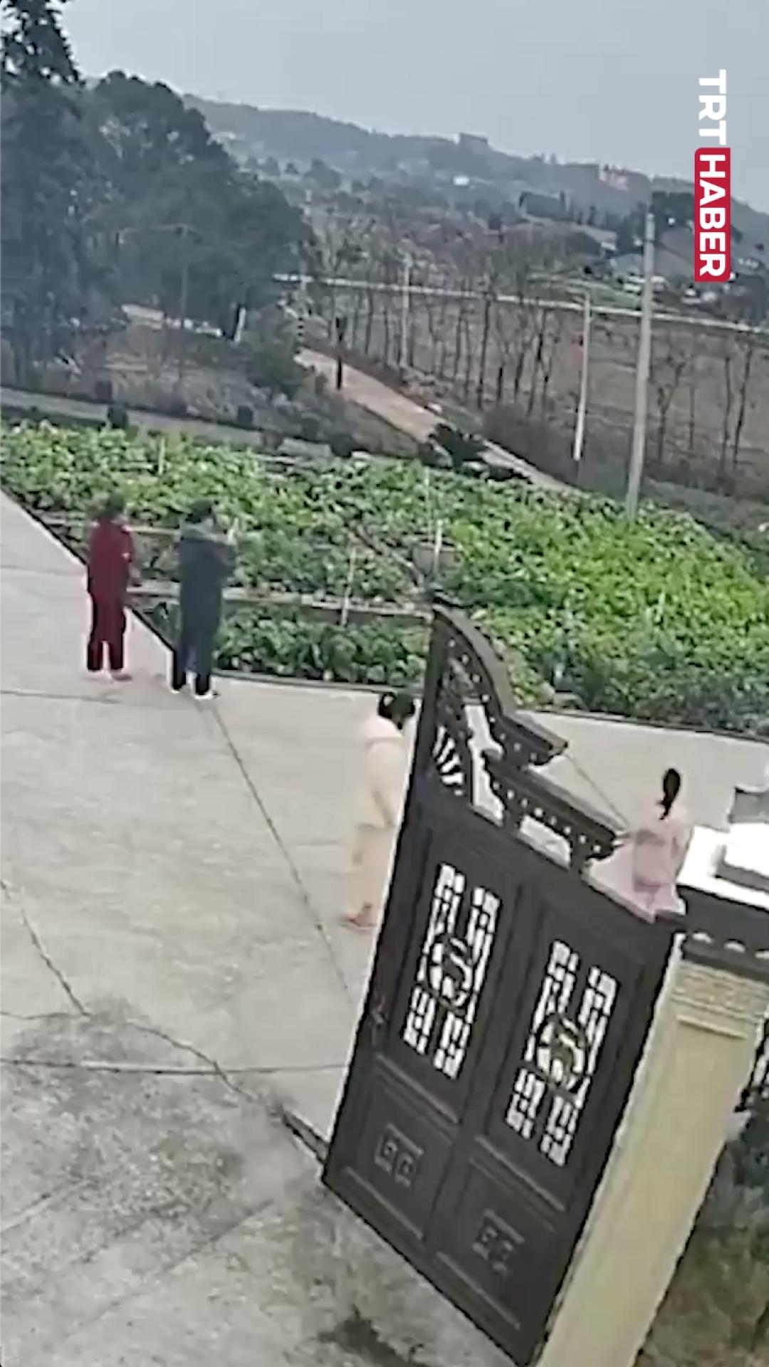 Bahçede attıkları havai fişek kontrolden çıkarak evin içine girdi