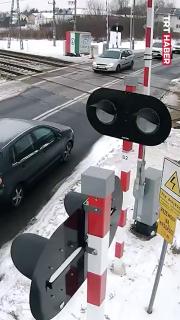 Hemzemin geçitte raylara sıkışan araca iki tren çarptı