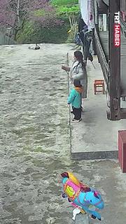 Havai fişek çubuğunu oğluna verdiğine pişman oldu