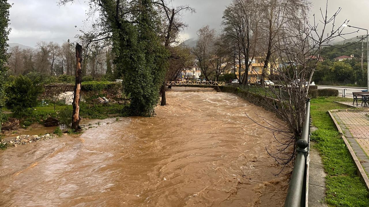 Antalya'da sağanak: Evler ve bahçeler su altına kaldı
