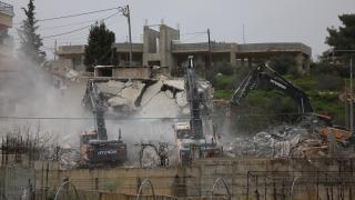 Soykırımcı İsrail güçleri, işgal altındaki Batı Şeria’da Filistinlilere ait 3 katlı bir binayı yıktı