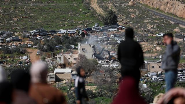 Soykırımcı İsrail, Batı Şeria'da Filistinlilere ait binayı yıkarak onlarca kişiyi evsiz bıraktı