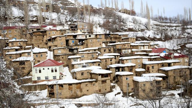 Asırlık taş evlerin damında biriken kar imece usulüyle temizleniyor