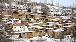 Asırlık taş evlerin damında biriken kar imece usulüyle temizleniyor