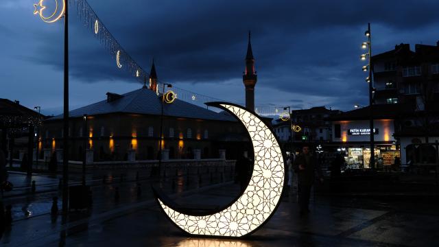 Çorum'da Tarihi Kent Meydanı ramazan için süslendi