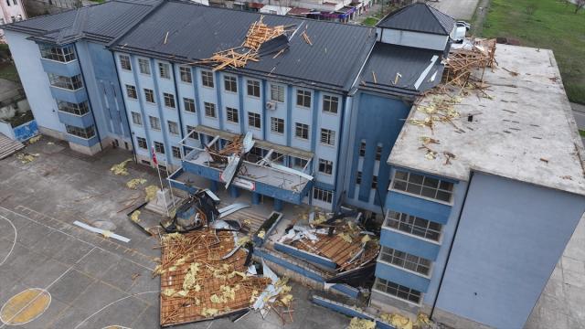 Düzce'de kuvvetli rüzgarda çatısı uçan okulda hasar tespit çalışması yapıldı