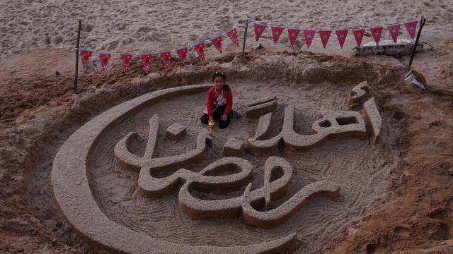 Filistinli sanatçı Ebu Cerad, kumlara “Hoş Geldin Ramazan” yazdı