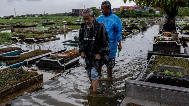 Endonezya'da aileler Ramazan ayı öncesinde mezarlıklara ziyarette bulundu