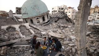 Filistinli aileler, yıkım ve enkaz arasında ilk iftarlarını açtı