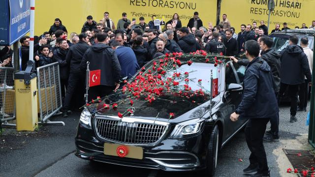 Cumhurbaşkanı Erdoğan, Boğaziçi Üniversitesi öğrencileri tarafından karanfillerle karşılandı