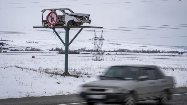 Erzurum’da yol kenarında sergilenen hurda araçlar trafikte farkındalık oluşturuyor