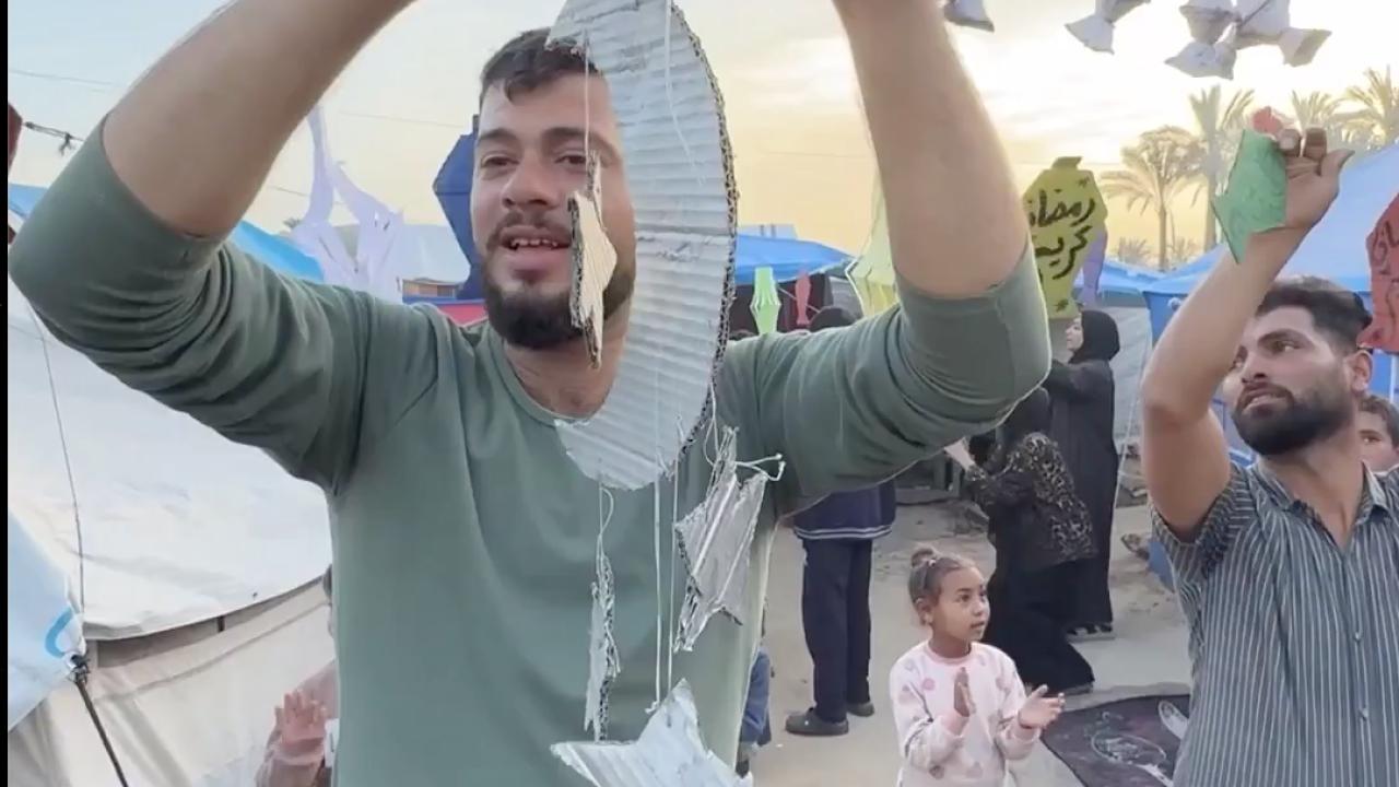 Gazzeliler, çadırlarını Ramazan için süsledi…