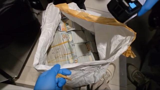 Arabanın bagajında bırakılan 30 milyon dolar çalındı