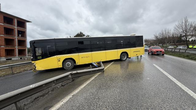 İETT otobüsü yol kenarındaki bariyere böyle çarptı