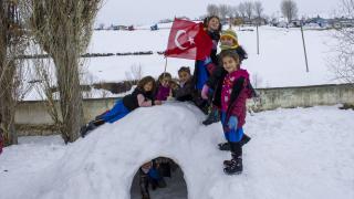 Kars'ta öğrenciler iglo ev yaptı