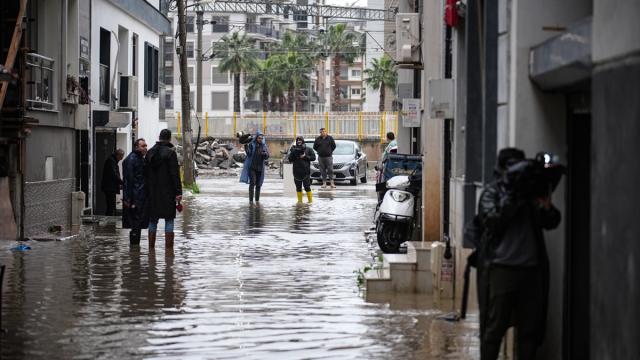 İzmir'de etkili olan sağanak yaşamı olumsuz etkiledi