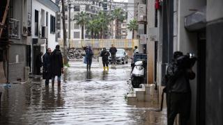 İzmir'de etkili olan sağanak yaşamı olumsuz etkiledi