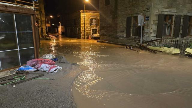 İzmir'de sağanak hayatı olumsuz etkiledi: Dereler taştı