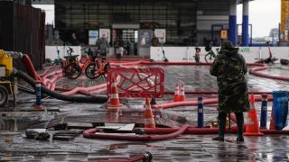 İzmir'de su basan ev ve iş yerlerinde tahliye çalışmaları yapılıyor