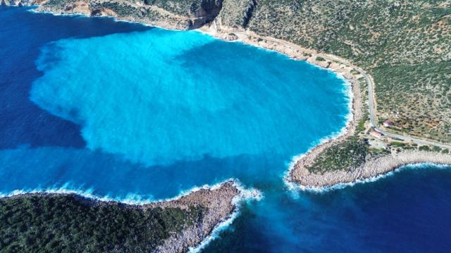 Kaputaş Plajı'nda denizin rengi mavinin farklı tonlarına dönüştü