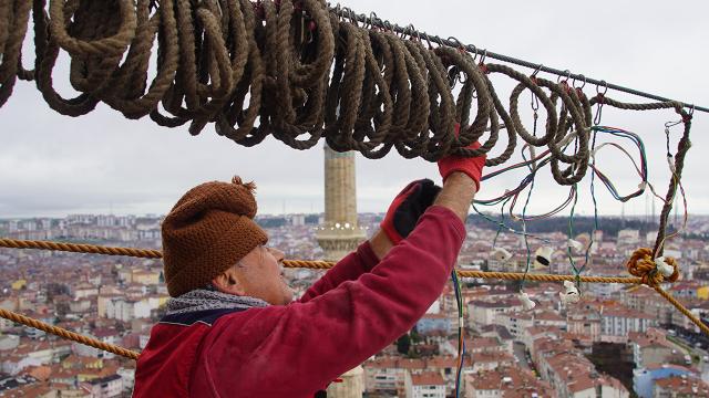 "Son mahyacı" ramazan ayında sanatıyla gökleri aydınlatıyor