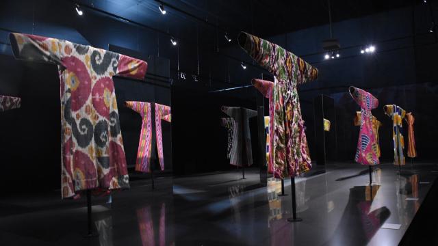 Özbekistan'ın rengarenk mirası: Geçmişten bugüne geleneksel kıyafetler