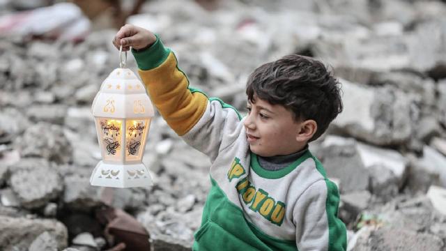 Gazze’de çocuklar Ramazan’ı enkazlar arasında karşılıyor