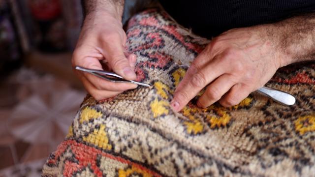 Eski halı ve kilimleri onaran Süleyman usta, geri dönüşüme katkı sağlayıp kültürü yaşatıyor