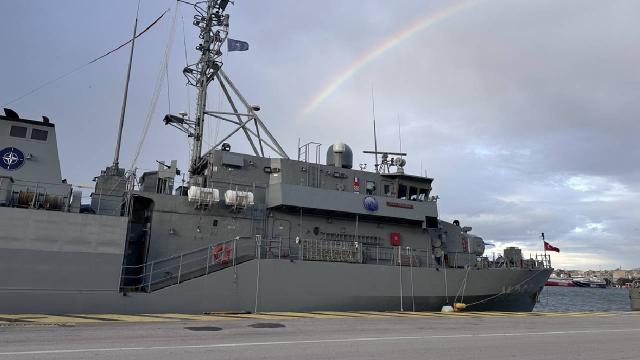 Türk Deniz Kuvvetlerine ait TCG Anamur mayın avlama gemisi NATO görevi için Yunanistan'da