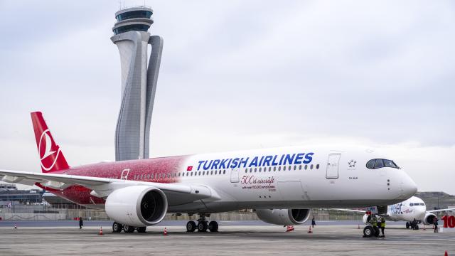 THY, 100 bin çalışanının fotoğrafıyla giydirdiği 500'üncü uçağını tanıttı