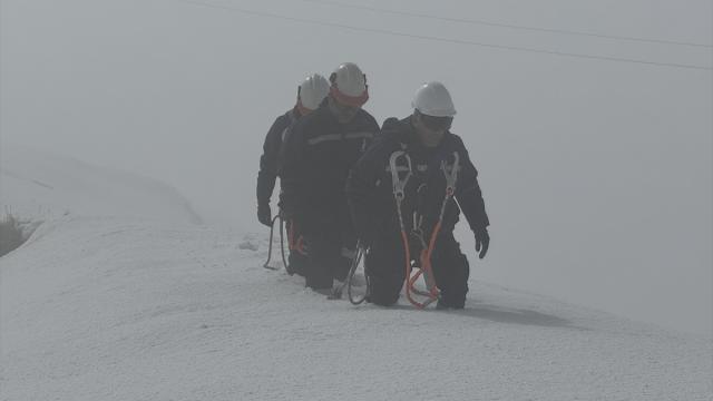Hakkari'de VEDAŞ ekibi, karlı dağda arızayı gidererek köye yeniden enerji verdi