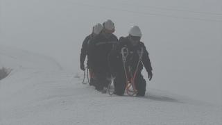 Hakkari'de VEDAŞ ekibi, karlı dağda arızayı gidererek köye yeniden enerji verdi