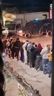 İşgalci, çok sayıda Filistinliyi gözlerini bağlayarak alıkoydu