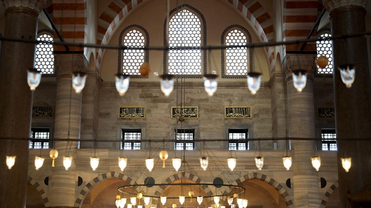 Minareleri, şerefeleri ve kubbeleriyle de dikkati çekiyor